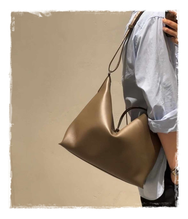 Anagram 로에베 큐비백-cubi bag 아이코닉한 애너그램 로고가 장식된 숄더백 style